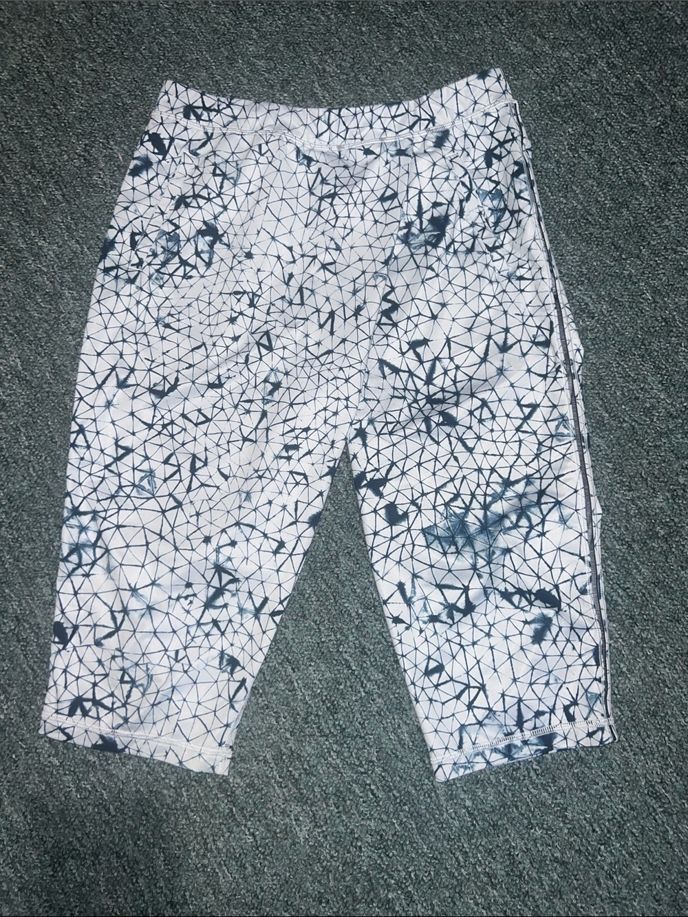 lululemon athletica jodhpur pants yoga Thailand tie dye Geo Print knee shorts 6